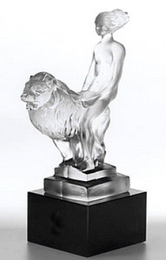 Mädchen mit Löwe