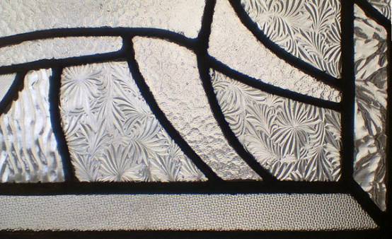 Beispiel einer Verglasung, nur aus Strukturglas (Ausschnitt aus einer Verglasung im Museum der Moderne)
