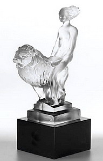 Mädchen mit Löwe
