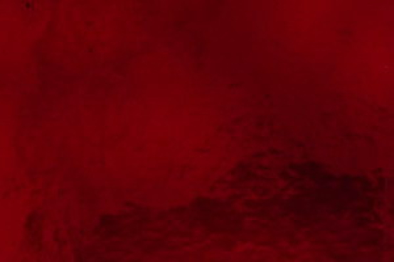 Tischkathedralglas tief dunkel rot im DURCHLICHT